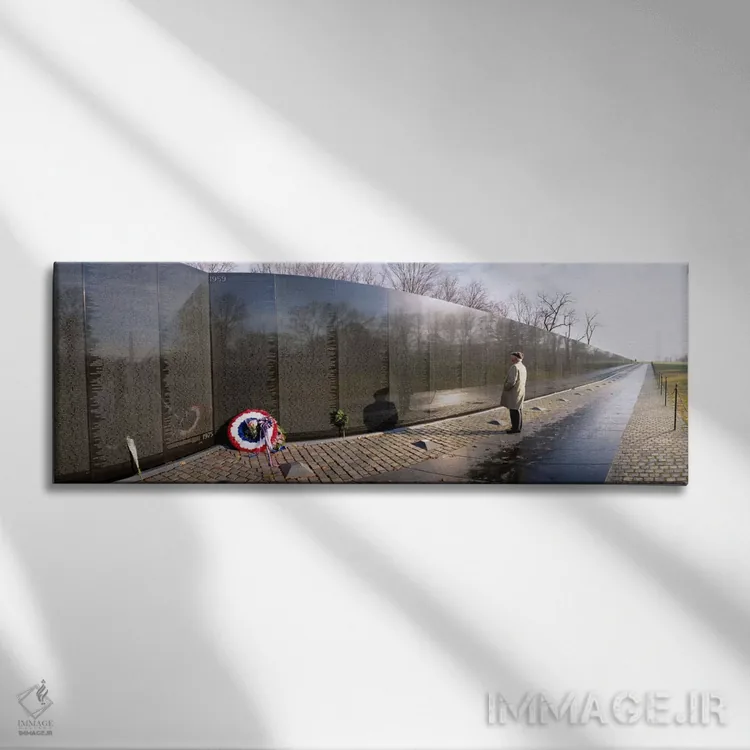تابلو Vietnam Veterans Memorial, Washington DC, USA,نمای نیمرخ شخصی ایستاده در مقابل یادبود سربازان ویتنام، واشنگتن دیسی، ایالات متحده آمریکا اثر پانورامیک ایمجز (استودیو عکاسی عریض) - نمای روبهرو روی دیوار