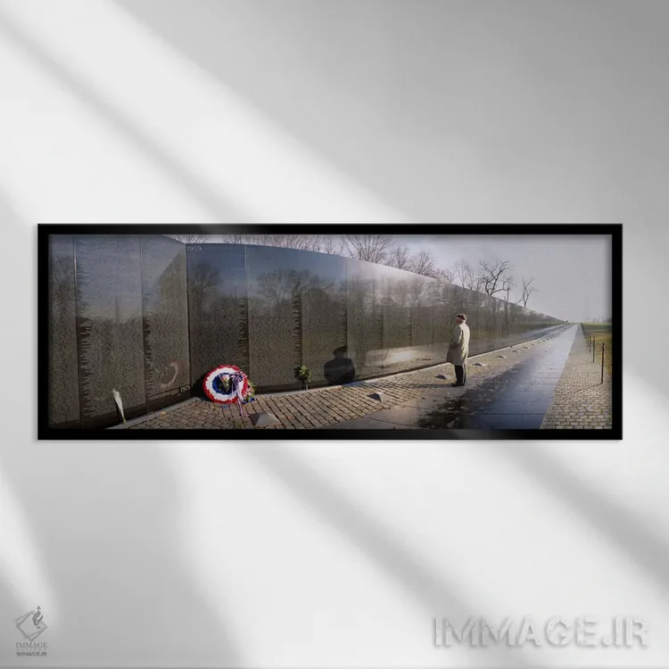 تابلو Vietnam Veterans Memorial, Washington DC, USA,نمای نیمرخ شخصی ایستاده در مقابل یادبود سربازان ویتنام، واشنگتن دیسی، ایالات متحده آمریکا اثر پانورامیک ایمجز (استودیو عکاسی عریض) - نمای قابدار مشکی