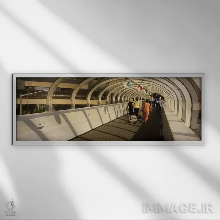 تابلو Atlanta, Georgia, USA,نمای پشت گردشگران در حال پیادهروی بر گذرگاه، آتلانتا، جورجیا، ایالات متحده آمریکا اثر پانورامیک ایمجز (استودیو عکاسی عریض) - نمای قابدار سفید