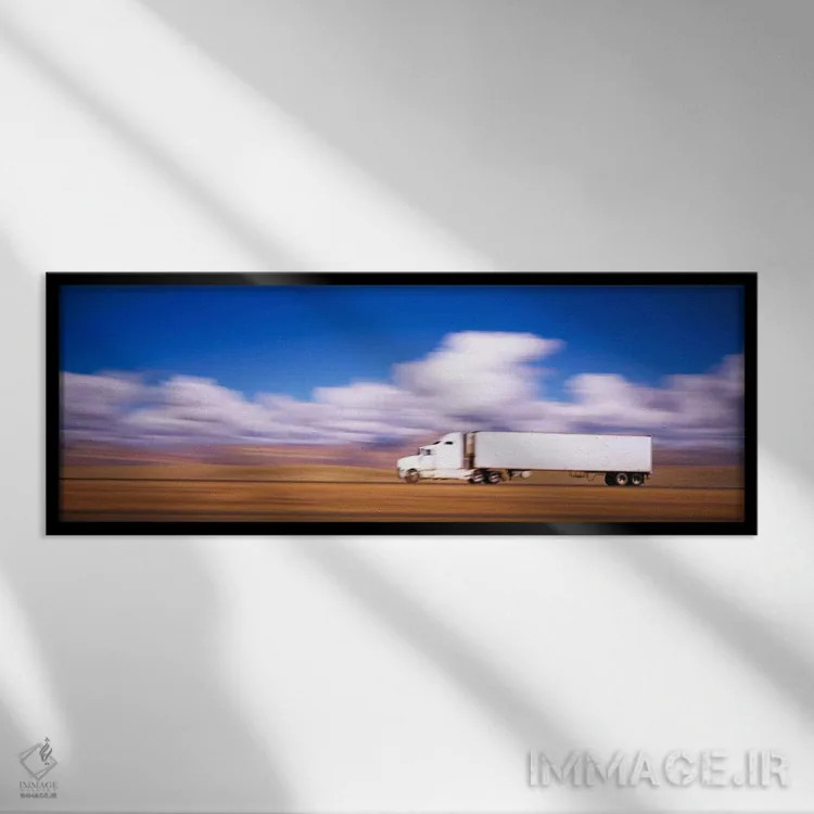 تابلو Interstate 70, Near Green River, Utah, USA,نمای محو حرکت کامیون نیمه سنگین، بزرگراه ۷۰، نزدیک گرین ریور، یوتا، ایالات متحده آمریکا اثر پانورامیک ایمجز (استودیو عکاسی عریض) - نمای قابدار مشکی