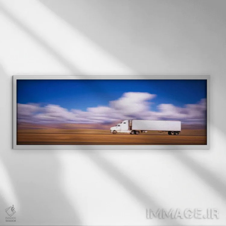 تابلو Interstate 70, Near Green River, Utah, USA,نمای محو حرکت کامیون نیمه سنگین، بزرگراه ۷۰، نزدیک گرین ریور، یوتا، ایالات متحده آمریکا اثر پانورامیک ایمجز (استودیو عکاسی عریض) - نمای قابدار سفید