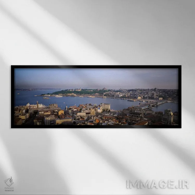 تابلو Istanbul, Turkey,نمای زاویه بالا از شاخ طلایی (هالیچ) و محلههای اطراف، استانبول، ترکیه اثر پانورامیک ایمجز (استودیو عکاسی عریض) - نمای قابدار مشکی