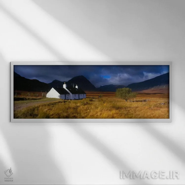 تابلو Near Glen Coe, Highlands, Scotland,کلبه بلکراک (کلبه صعود باشگاه کوهنوردی بانوان اسکاتلند)، نزدیک گلن کو، ارتفاعات اسکاتلند اثر پانورامیک ایمجز (استودیو عکاسی عریض) - نمای قابدار سفید