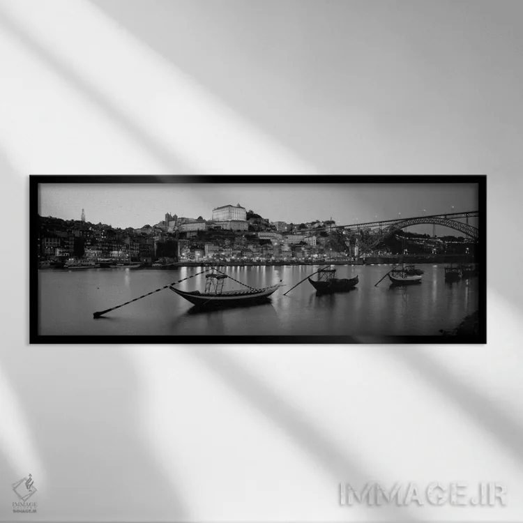 تابلو Porto, Portugal (black & white),قایقها در رودخانه دورو، پورتو، پرتغال (سیاه و سفید) اثر پانورامیک ایمجز (استودیو عکاسی عریض) - نمای قابدار مشکی