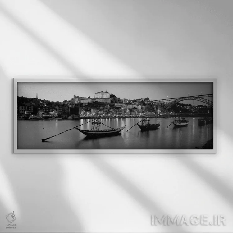 تابلو Porto, Portugal (black & white),قایقها در رودخانه دورو، پورتو، پرتغال (سیاه و سفید) اثر پانورامیک ایمجز (استودیو عکاسی عریض) - نمای قابدار سفید