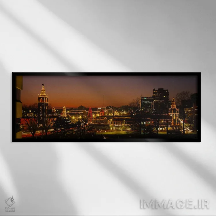 تابلو La Giralda, Kansas City, Missouri, USA,ساختمانهای روشن در شب، لا جیرالدا، کانزاس سیتی، میسوری، ایالات متحده آمریکا اثر پانورامیک ایمجز (استودیو عکاسی عریض) - نمای قابدار مشکی