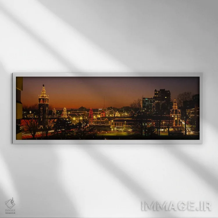 تابلو La Giralda, Kansas City, Missouri, USA,ساختمانهای روشن در شب، لا جیرالدا، کانزاس سیتی، میسوری، ایالات متحده آمریکا اثر پانورامیک ایمجز (استودیو عکاسی عریض) - نمای قابدار سفید