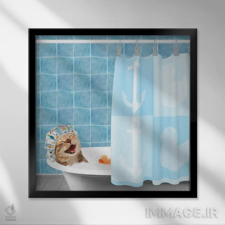 تابلو گربهٔ بامزه در حال حمام با اردک اسباببازی اثر گربههای بامزه (برچسب هنری/عکاسی) - نمای قابدار مشکی