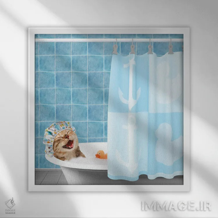 تابلو گربهٔ بامزه در حال حمام با اردک اسباببازی اثر گربههای بامزه (برچسب هنری/عکاسی) - نمای قابدار سفید