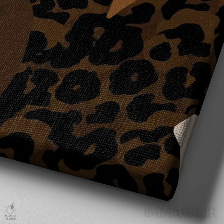 تابلو اِن ووگ (مد روز) اثر دستینی دارسل - نمای نزدیک بافت بوم