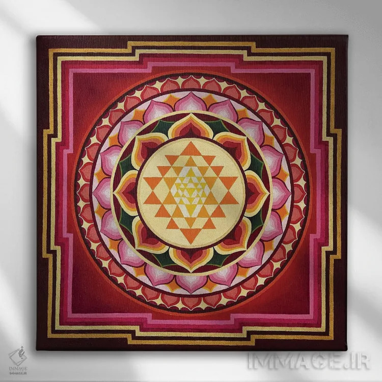 تابلو شری یانترا (قرمز تیره) اثر دیانا تیتووا - نمای روبهرو روی دیوار