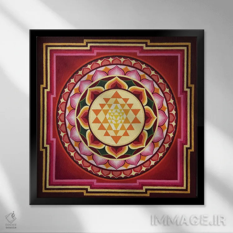 تابلو شری یانترا (قرمز تیره) اثر دیانا تیتووا - نمای قابدار مشکی