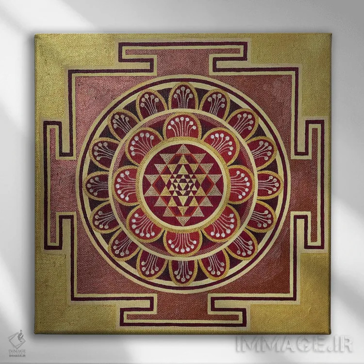 تابلو شری یانترا طلایی اثر دیانا تیتووا - نمای روبهرو روی دیوار