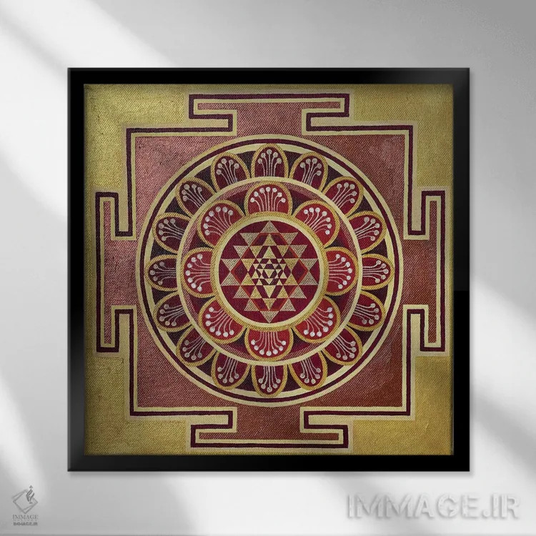 تابلو شری یانترا طلایی اثر دیانا تیتووا - نمای قابدار مشکی