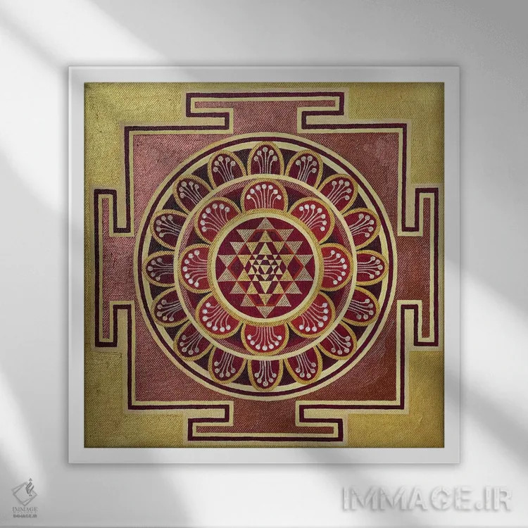 تابلو شری یانترا طلایی اثر دیانا تیتووا - نمای قابدار سفید