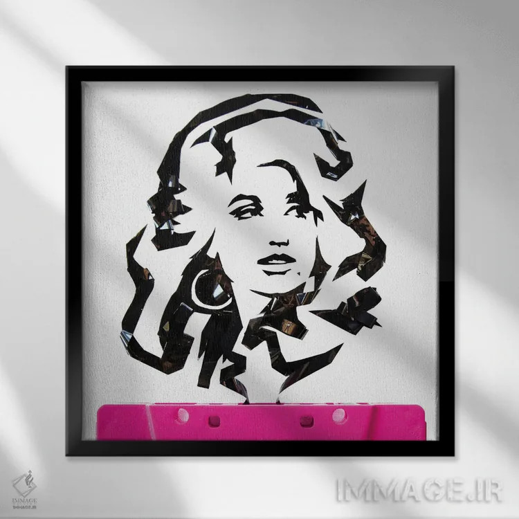 تابلو دالی پارتن (خواننده) اثر اریکا آیریس - نمای قابدار مشکی