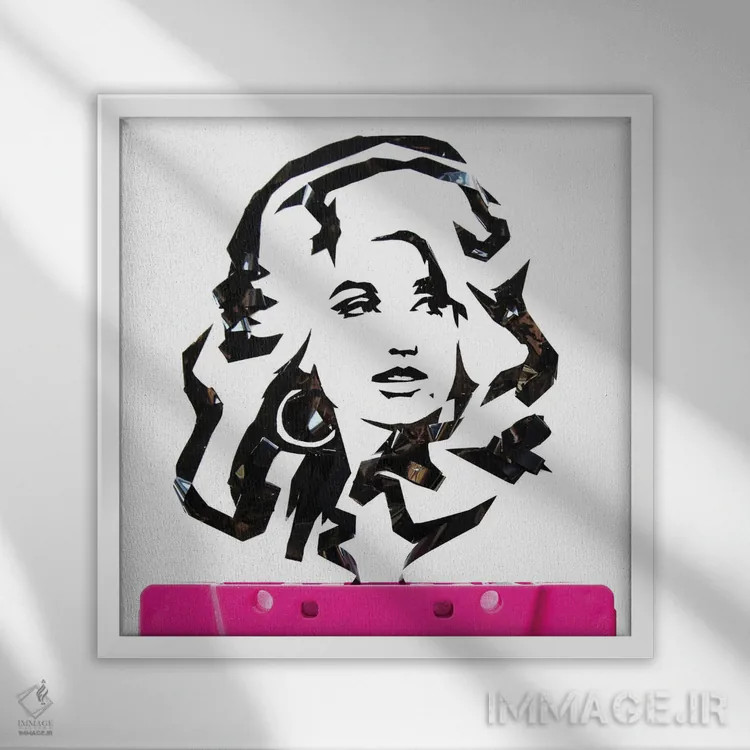 تابلو دالی پارتن (خواننده) اثر اریکا آیریس - نمای قابدار سفید