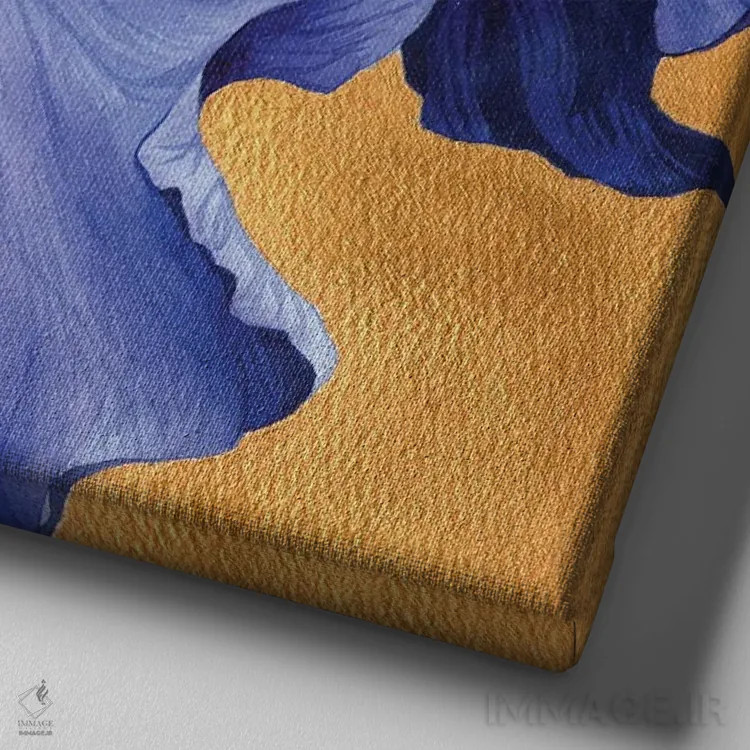 تابلو زنبق آبی تیره روی طلایی اثر اکاترینا پریسیچ - نمای نزدیک بافت بوم