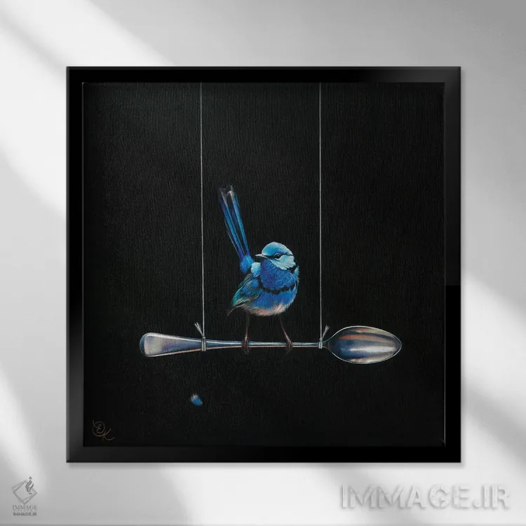 تابلو پرنده پری سرخوش روی قاشق (گونه پریآبی استرالیا) اثر النا کولوتوشا - نمای قابدار مشکی