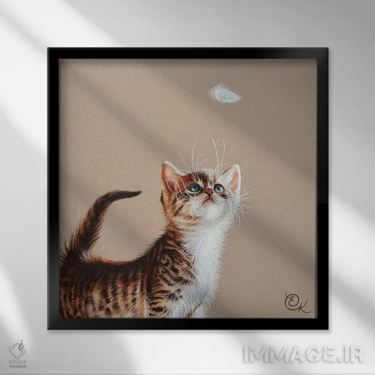 تابلو بچهگربه و پر اثر النا کولوتوشا - نمای قابدار مشکی