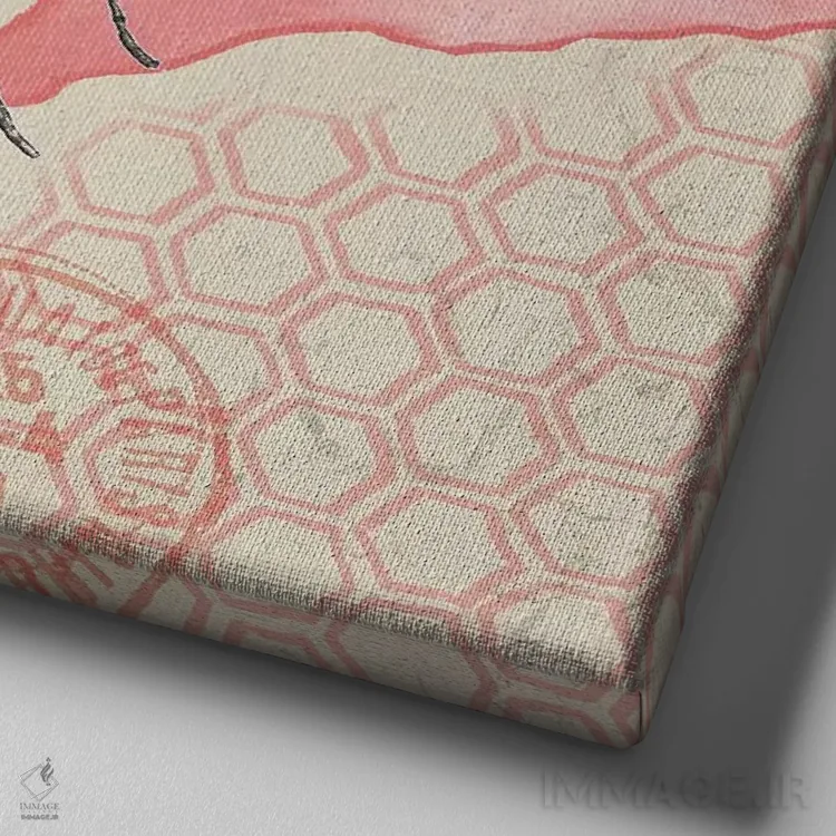 تابلو زنبور روی مربع گل صورتی اثر الیزابت مدلی - نمای نزدیک بافت بوم