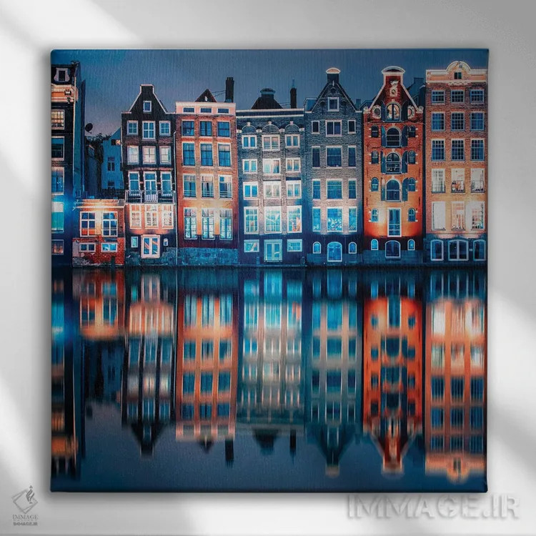 تابلو دامراک رنگارنگ (Damrak - خیابانی در آمستردام) اثر مانجیک پیکچرز (استودیو عکاسی یا فیلمسازی) - نمای روبهرو روی دیوار