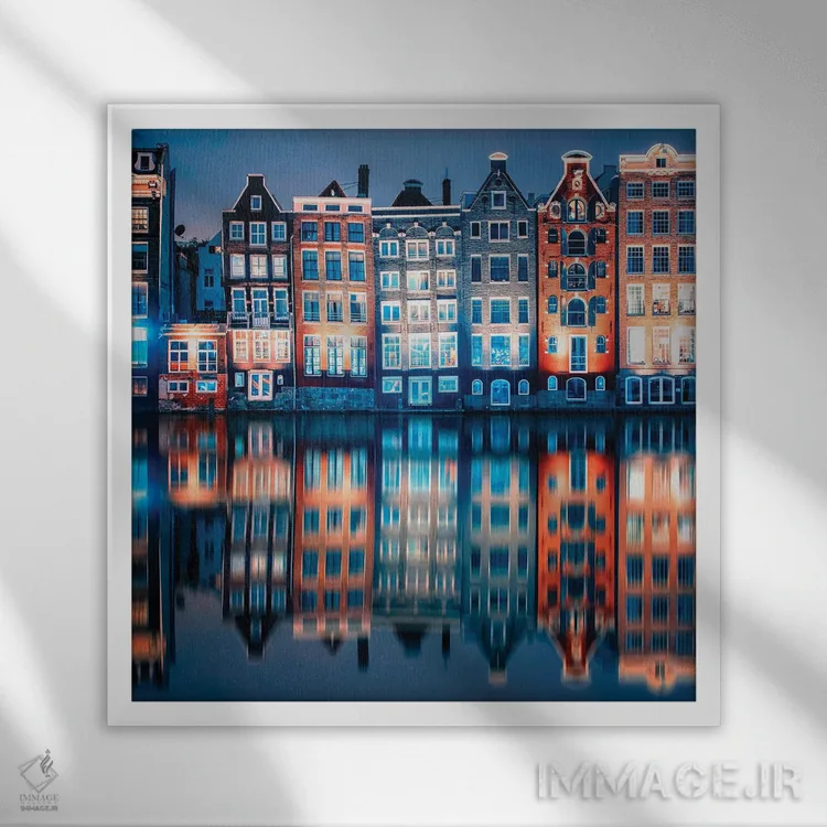 تابلو دامراک رنگارنگ (Damrak - خیابانی در آمستردام) اثر مانجیک پیکچرز (استودیو عکاسی یا فیلمسازی) - نمای قابدار سفید