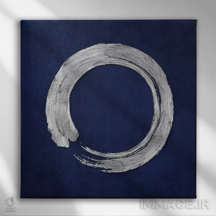 تابلو دایره ذن نقرهای روی زمینه آبی ۱ اثر الی رابرتز - نمای روبهرو روی دیوار