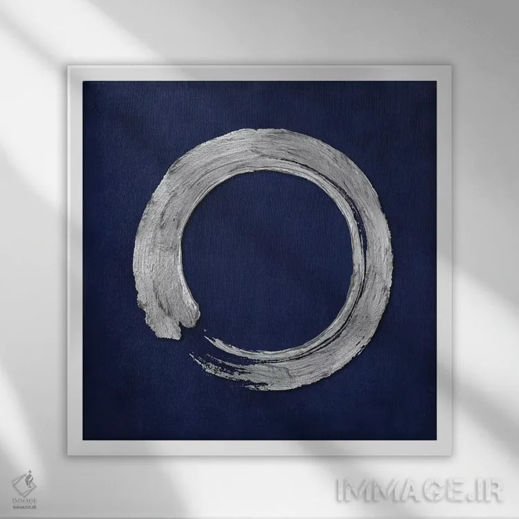 تابلو دایره ذن نقرهای روی زمینه آبی ۱ اثر الی رابرتز - نمای قابدار سفید