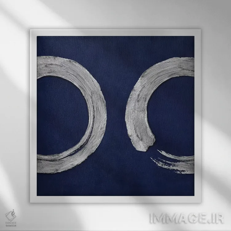تابلو دایره ذن نقرهای روی زمینه آبی ۲ اثر الی رابرتز - نمای قابدار سفید