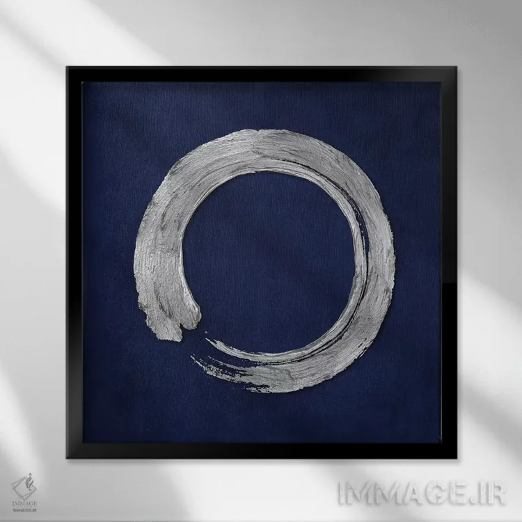 تابلو دایره ذن نقرهای روی زمینه آبی ۱ اثر الی رابرتز - نمای قابدار مشکی