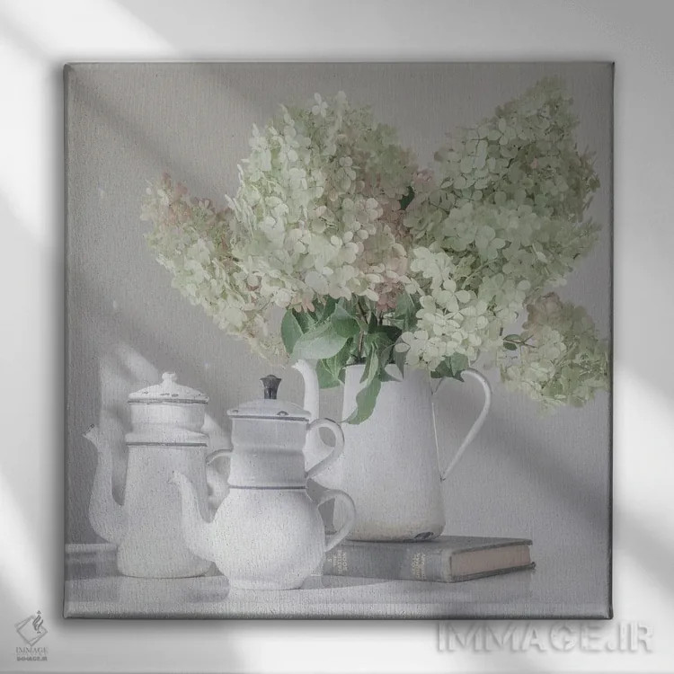 تابلو قهوهجوشهای کهنه با گلهای ادریس سفید اثر ارین اسپارلر - نمای روبهرو روی دیوار