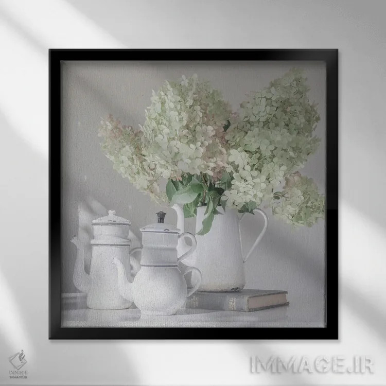 تابلو قهوهجوشهای کهنه با گلهای ادریس سفید اثر ارین اسپارلر - نمای قابدار مشکی