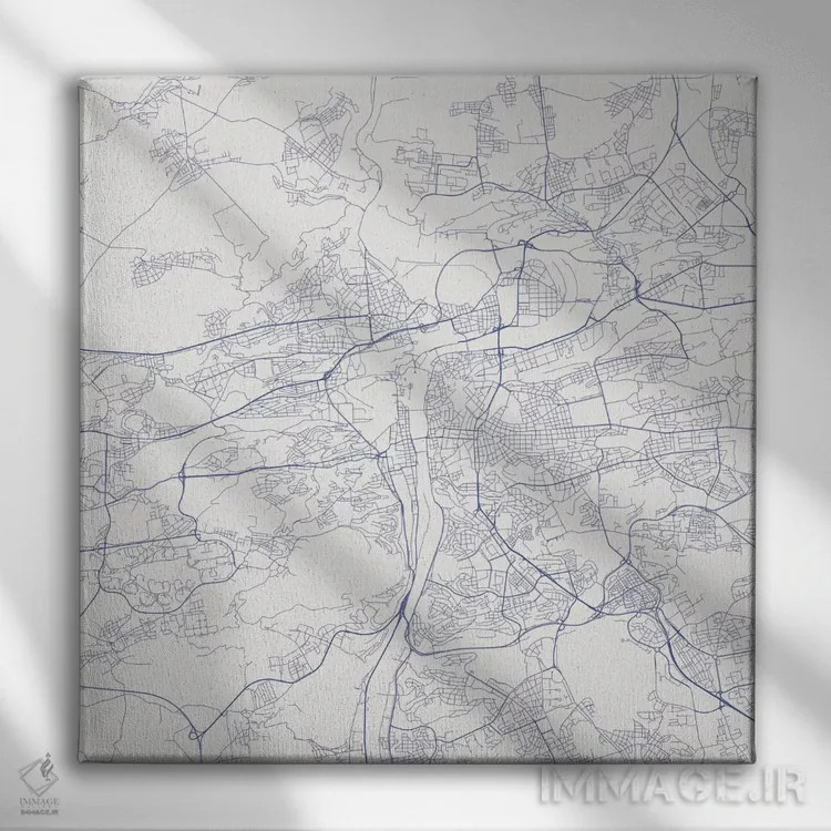 تابلو نقشهٔ جادههای شهری پراگ (آبی) اثر اوربانمپ (نقشه شهری؛ استودیو نقشه یا طراح) - نمای روبهرو روی دیوار