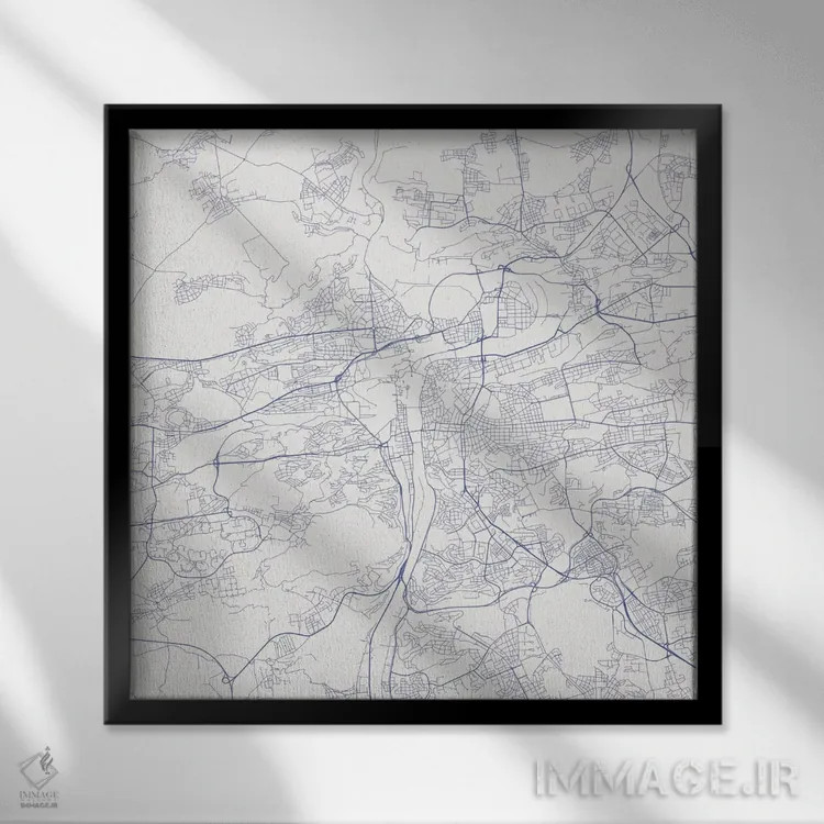 تابلو نقشهٔ جادههای شهری پراگ (آبی) اثر اوربانمپ (نقشه شهری؛ استودیو نقشه یا طراح) - نمای قابدار مشکی