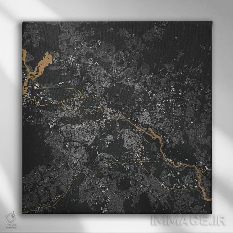 تابلو نقشهٔ شهری برلین (طلایی) اثر اوربانمپ (نقشه شهری؛ استودیو نقشه یا طراح) - نمای روبهرو روی دیوار