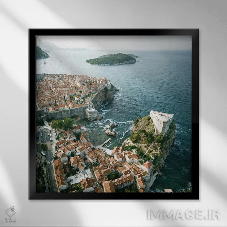 تابلو فرودگاه پادشاه (ارجاع به سریال بازی تاج و تخت) اثر فابیان فورتمن - نمای قابدار مشکی