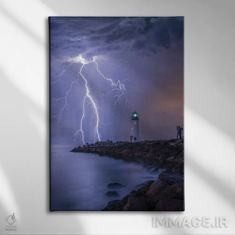 تابلو بوسهٔ صاعقه اثر برنت شاونور - نمای روبهرو روی دیوار