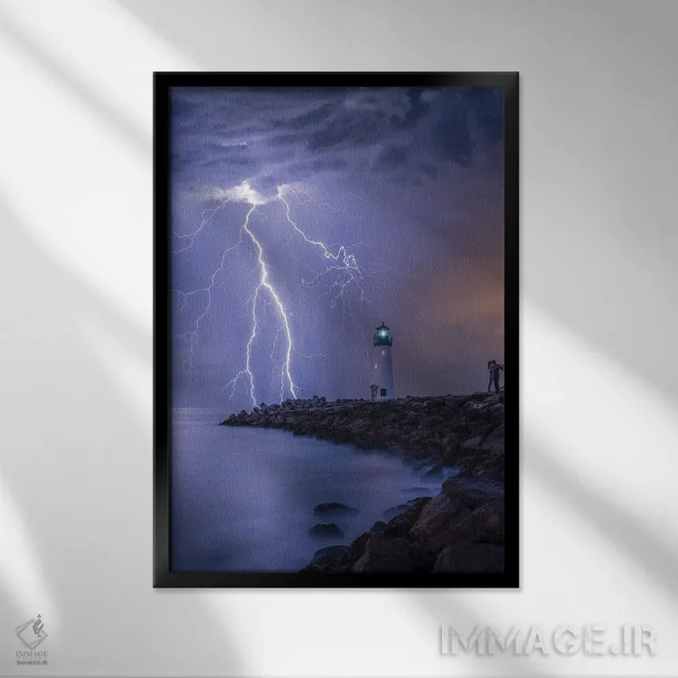 تابلو بوسهٔ صاعقه اثر برنت شاونور - نمای قابدار مشکی