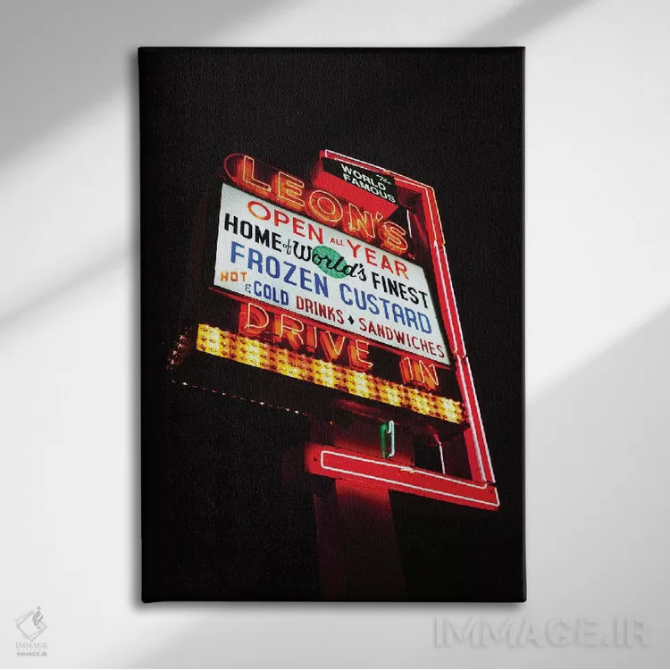 تابلو لیونز (نام مکان/فروشگاه) اثر بثانی یانگ - نمای روبهرو روی دیوار