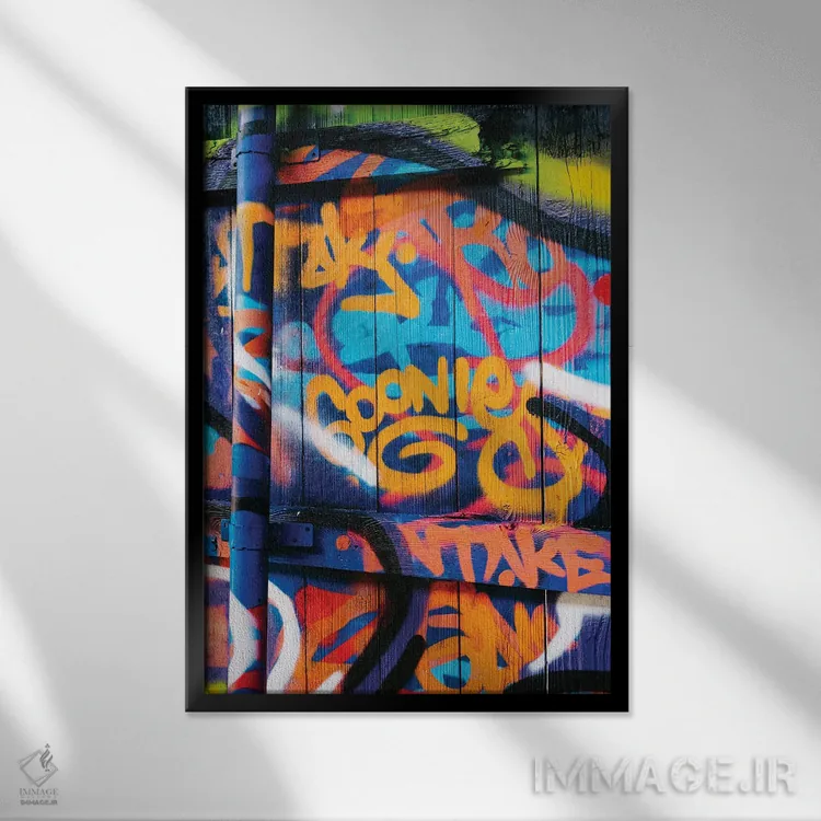 تابلو گرافیتی گونیها (فیلم) اثر بثانی یانگ - نمای قابدار مشکی