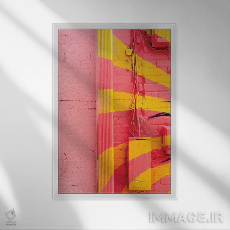 تابلو صورتی و زرد اثر بثانی یانگ - نمای قابدار سفید