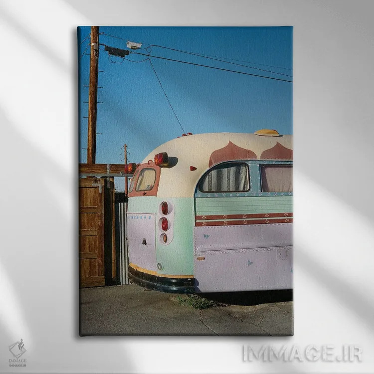 تابلو اتوبوس جاشوا تری روی نگاتیو اثر بثانی یانگ - نمای روبهرو روی دیوار