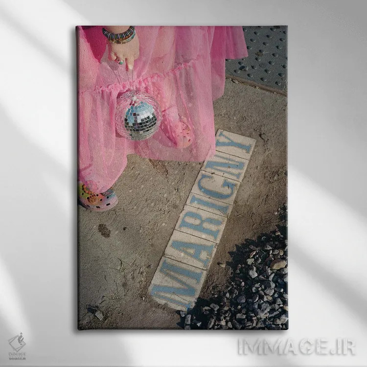 تابلو مارینی نیواورلئان روی نگاتیو (محله) اثر بثانی یانگ - نمای روبهرو روی دیوار