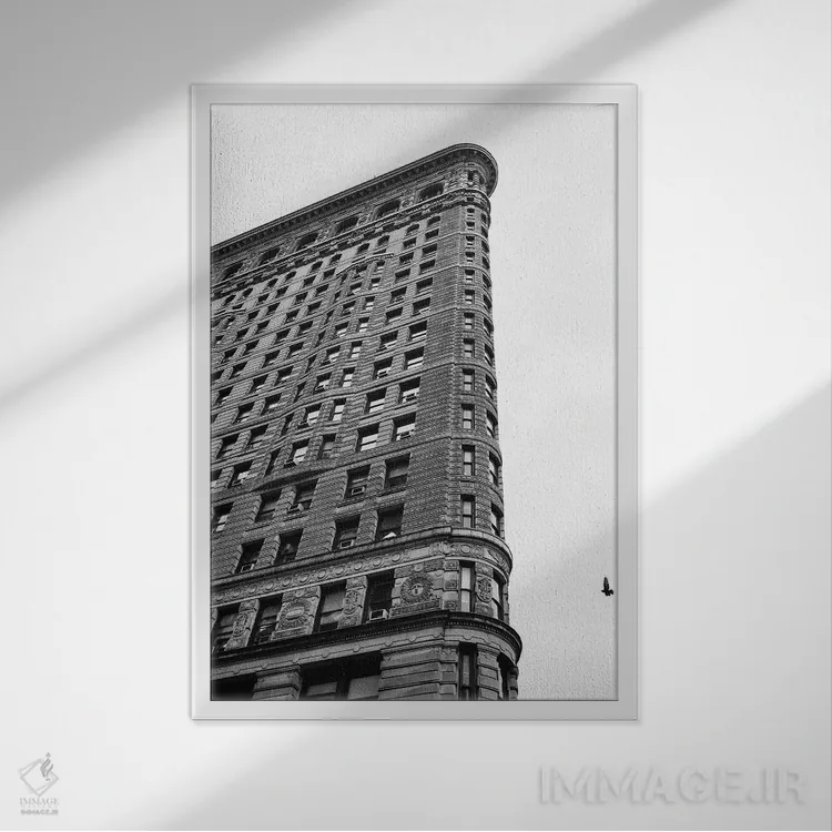 تابلو روز بارانی در فلتآیرون سه اثر بثانی یانگ - نمای قابدار سفید