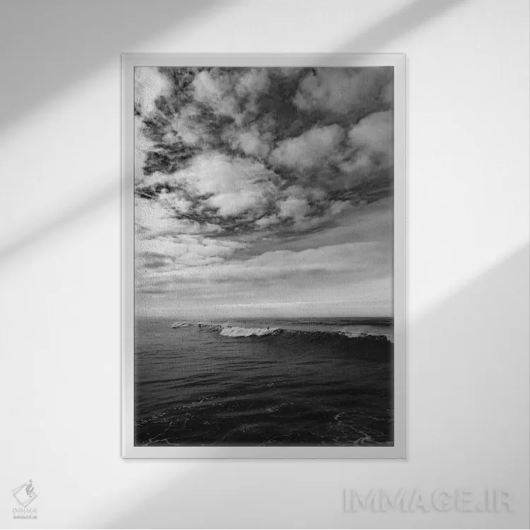 تابلو موجسواری به صورت تکرنگ اثر بثانی یانگ - نمای قابدار سفید