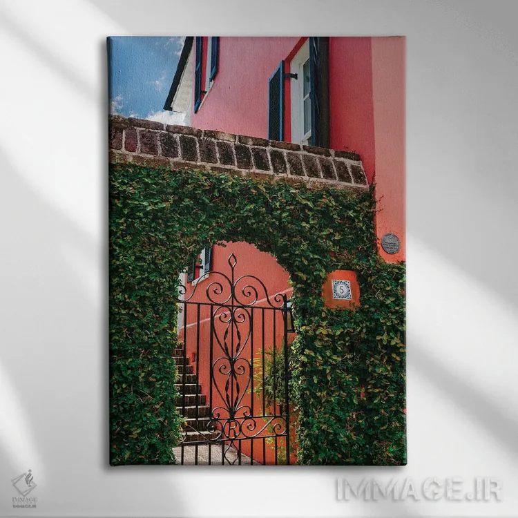 تابلو صورتی چارلستون VIII اثر بثانی یانگ - نمای روبهرو روی دیوار