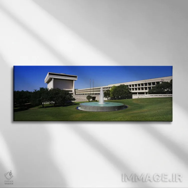تابلو Austin, Texas, USA,فواره مقابل کتابخانه و موزه ریاستجمهوری لیندون جانسون، آستین، تگزاس، آمریکا اثر پانورامیک ایمجز (استودیو عکاسی عریض) - نمای روبهرو روی دیوار