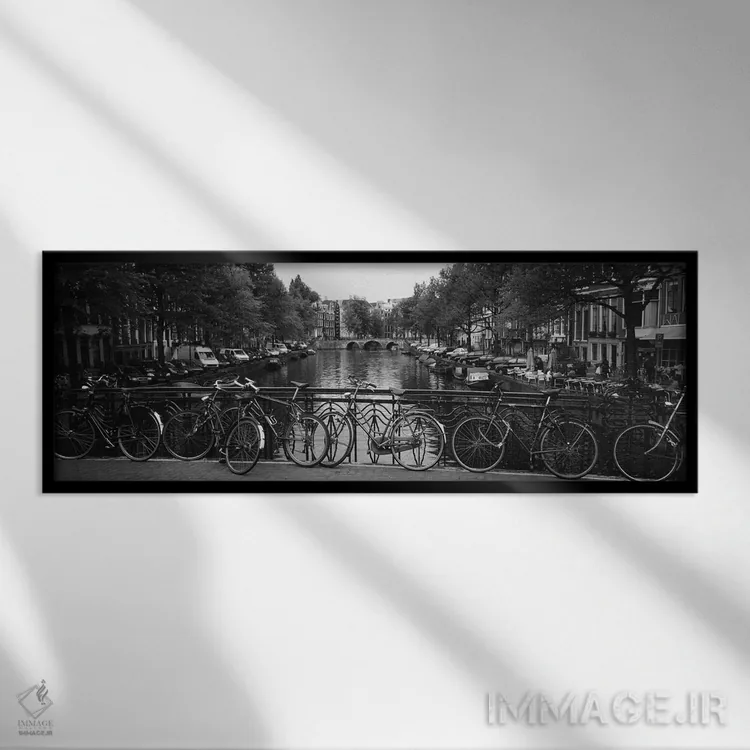 تابلو Amsterdam, Netherlands,دوچرخهای تکیه دادهشده به نرده فلزی روی یک پل، آمستردام، هلند اثر پانورامیک ایمجز (استودیو عکاسی عریض) - نمای قابدار مشکی
