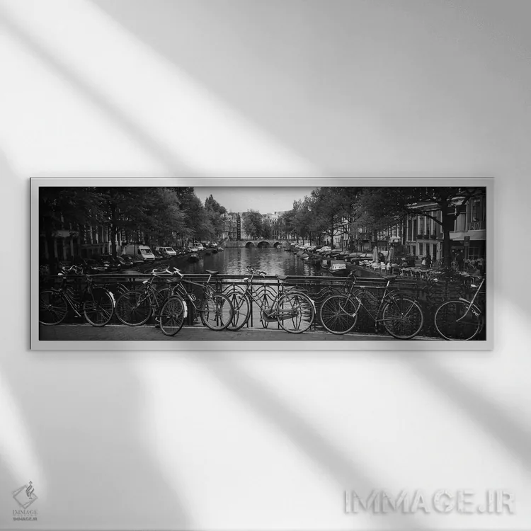 تابلو Amsterdam, Netherlands,دوچرخهای تکیه دادهشده به نرده فلزی روی یک پل، آمستردام، هلند اثر پانورامیک ایمجز (استودیو عکاسی عریض) - نمای قابدار سفید